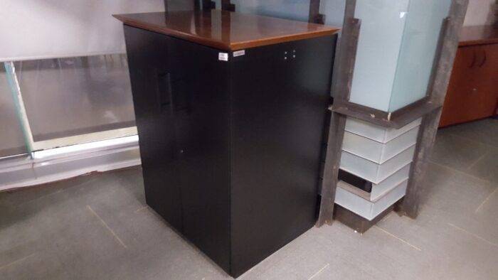 Lote 029 -  Gabinete con dos puertas y superficie de madera - Imagen 2
