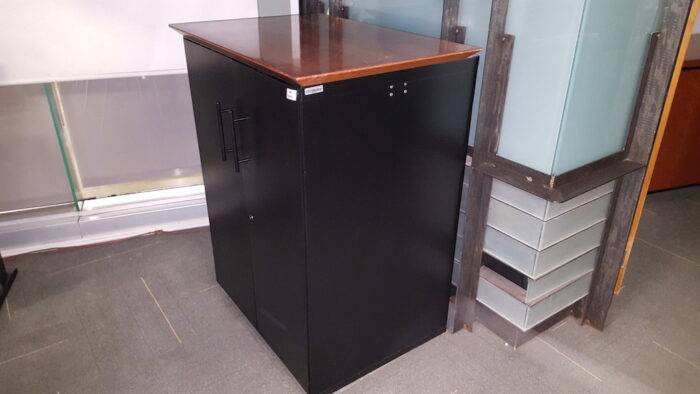 Lote 029 -  Gabinete con dos puertas y superficie de madera - Imagen 4