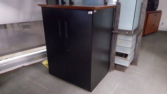 Lote 029 -  Gabinete con dos puertas y superficie de madera - Imagen 5
