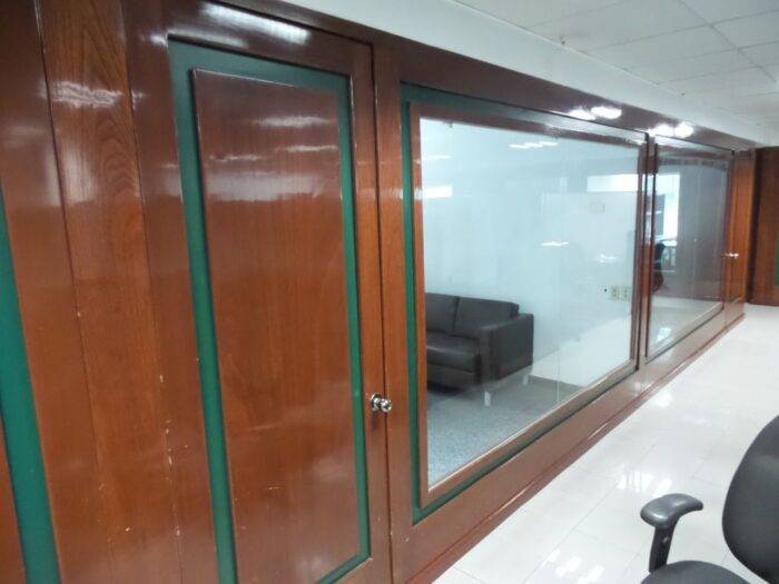 Lote 014 - Cancel de madera con vidrios y 3 puertas - Imagen 4