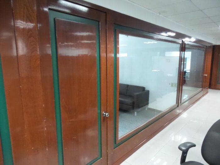 Lote 014 - Cancel de madera con vidrios y 3 puertas - Imagen 5