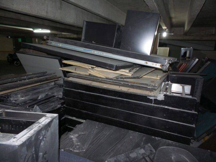 Lote 016 - Piezas de estacion de trabajo, archiveros, piezas metalicas de archivo - Imagen 12