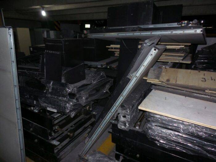 Lote 016 - Piezas de estacion de trabajo, archiveros, piezas metalicas de archivo - Imagen 17