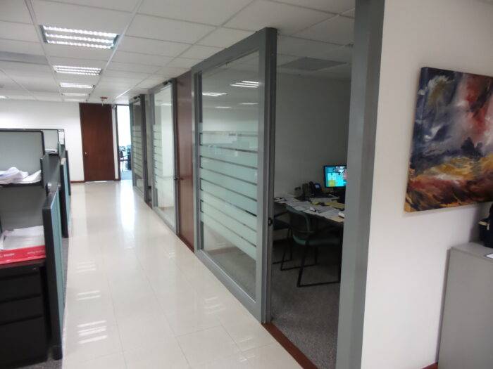 Lote 001 - Cancel metálico con vidrios y 3 puertas - Imagen 2