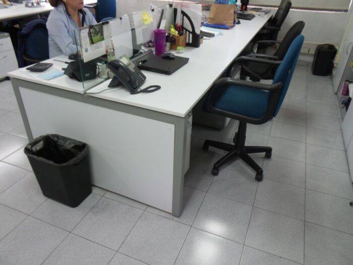 Lote 006- Estación de trabajo para 6 personas con gabientes metálicos - Imagen 2