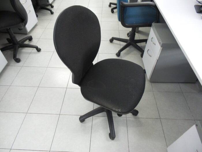 Lote 028 - 10 Sillas sin decanza brazos ( operativas en tela color negra ) - Imagen 4