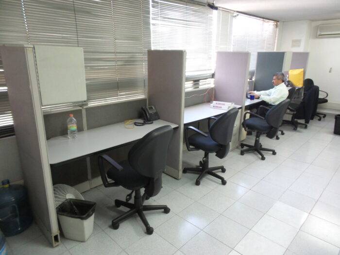 Lote 048 - Estación de trabajo para 4 personas - Imagen 2