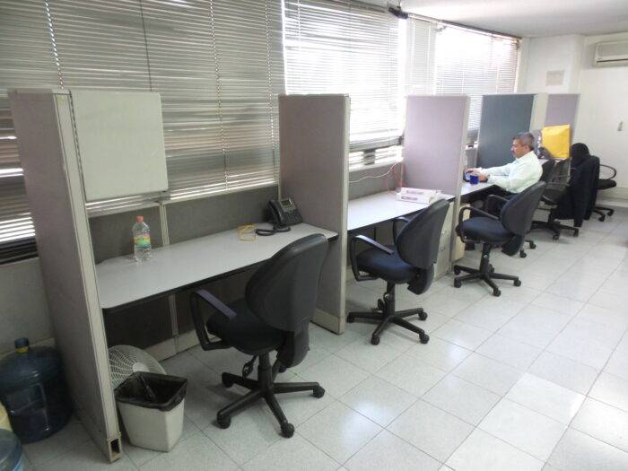 Lote 048 - Estación de trabajo para 4 personas - Imagen 3