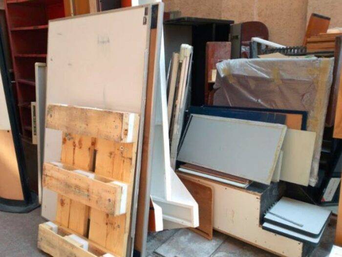 Lote 001 - Lote de más de 800 piezas de mobiliario diverso - Imagen 7
