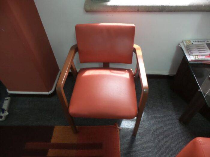 Lote 076 -5 Sillas de visita en color naranja con descansa brazos de madera