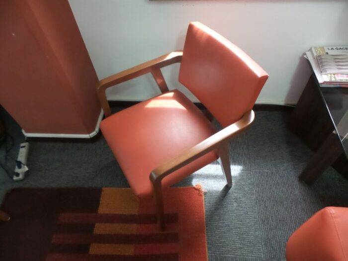 Lote 076 -5 Sillas de visita en color naranja con descansa brazos de madera - Imagen 6