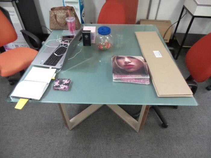 Lote 014 -Mesa de trabajo cuadrada para 4 personas - Imagen 2