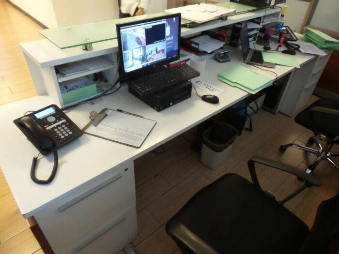 Lote 057 - Escritorio en forma de L con archivero