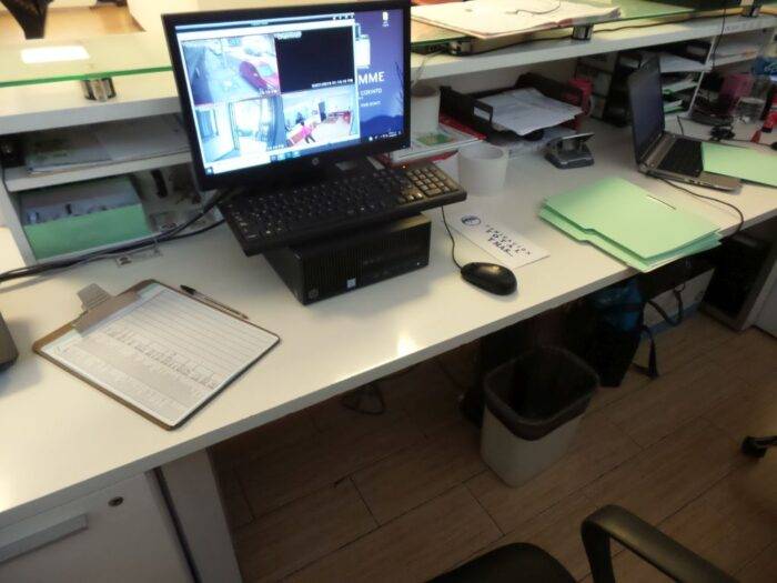 Lote 057 - Escritorio en forma de L con archivero - Imagen 4