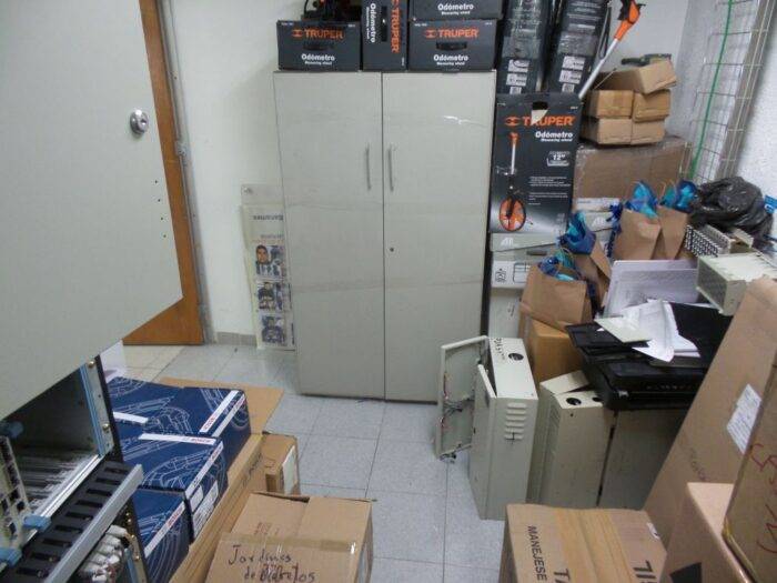 Lote 140 - Gabinete con 2 puertas color beige - Imagen 2
