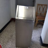 Lote 114 - Botes de basura y de acero inoxidable