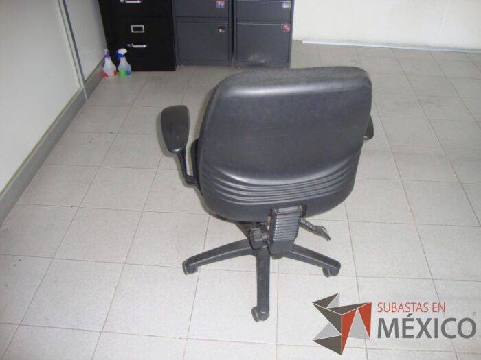 Lote 111  -  49 sillas de diferentes tipos (operativas, ejecutivas y fijas) - Imagen 29