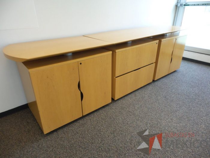 Lote 002 - Oficina que contiene escritorio de madera en "L", mesa redonda de madera y credenza - Imagen 26