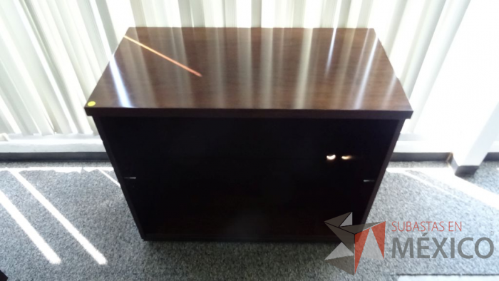 Lote 004 -  Escritorio ejecutivo con superficie de madera y archivero de madera horizontal con 2 cajones - Imagen 3