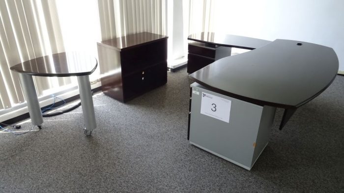 Lote 003 -  Escritorio ejecutivo con superficie de madera, archivero de madera horizontal con 2 cajones y mesa rectangular - Imagen 10