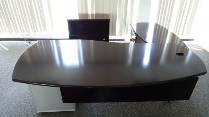 Lote 003 -  Escritorio ejecutivo con superficie de madera, archivero de madera horizontal con 2 cajones y mesa rectangular - Imagen 4