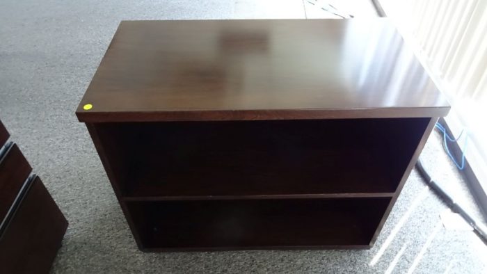 Lote 003 -  Escritorio ejecutivo con superficie de madera, archivero de madera horizontal con 2 cajones y mesa rectangular - Imagen 7