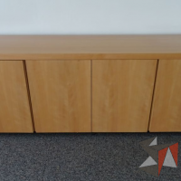 Lote 006 - Credenza de madera con repisa