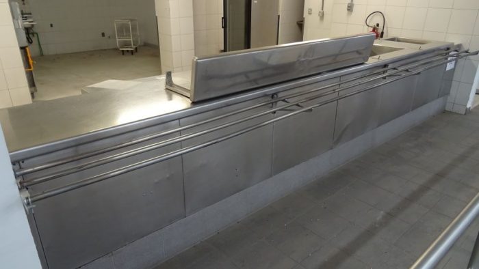 Lote 068 - Mueble de barra en acero inoxidable con insertos para baño maría, mesa de trabajo - Imagen 3