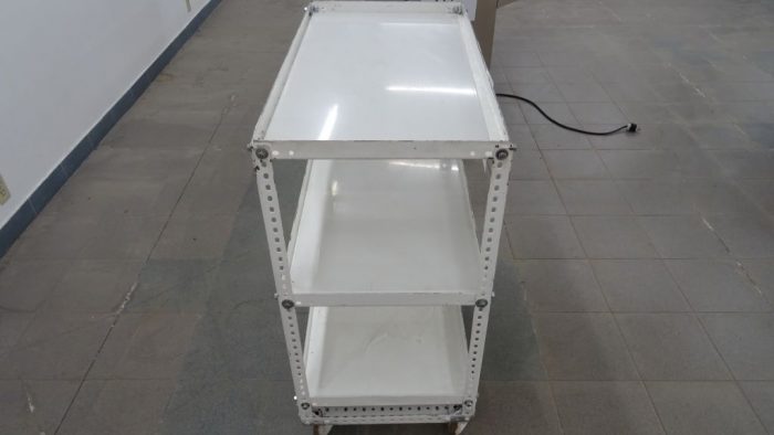 Lote 082 - Mesa de apoyo, metálica color blanco - Imagen 5