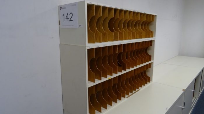 Lote 142 - 2 Libreros con divisiones - Imagen 2
