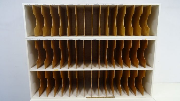Lote 142 - 2 Libreros con divisiones
