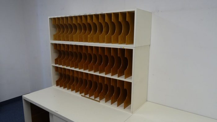 Lote 142 - 2 Libreros con divisiones - Imagen 4