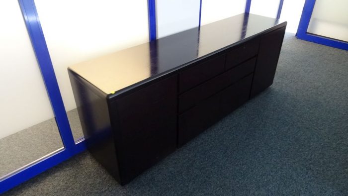 Lote 146 - Credenza con 2 puertas y 3 cajones