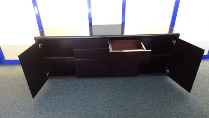Lote 146 - Credenza con 2 puertas y 3 cajones - Imagen 5