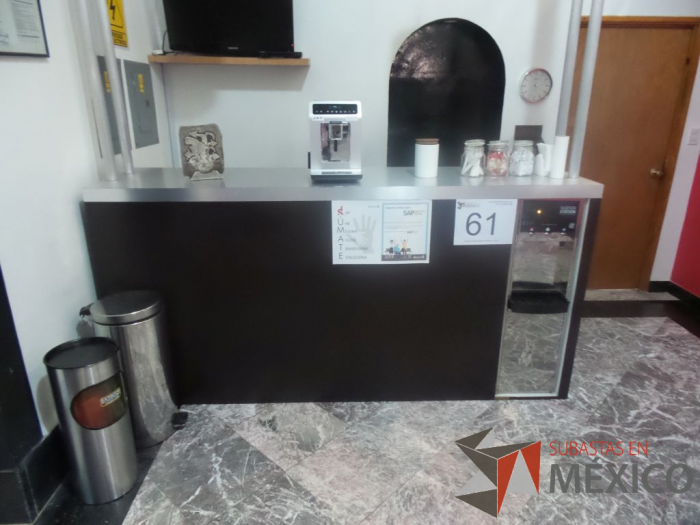 Lote 061 - Mueble de madera tipo barra con espacio para despachador de agua y dos lamparas colgantes - Imagen 3