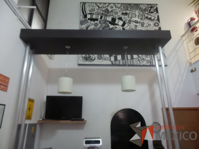Lote 061 - Mueble de madera tipo barra con espacio para despachador de agua y dos lamparas colgantes - Imagen 4