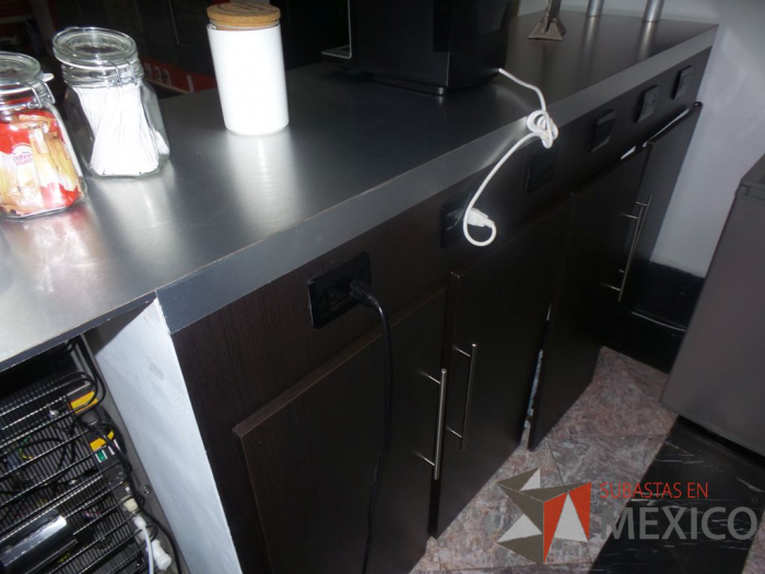 Lote 061 - Mueble de madera tipo barra con espacio para despachador de agua y dos lamparas colgantes - Imagen 8