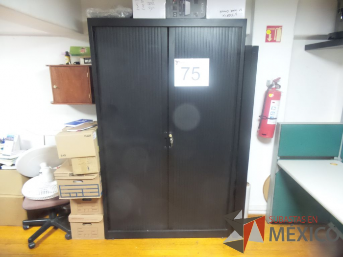 Lote 075 - 2 Gabinetes con  puertas corredizas
