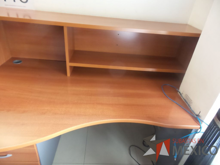 Lote 024 - 6 Escritorios de madera en L con librero y archivero vertical de 3 cajones - Imagen 3