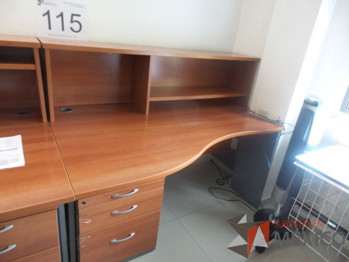 Lote 024 - 6 Escritorios de madera en L con librero y archivero vertical de 3 cajones - Imagen 5