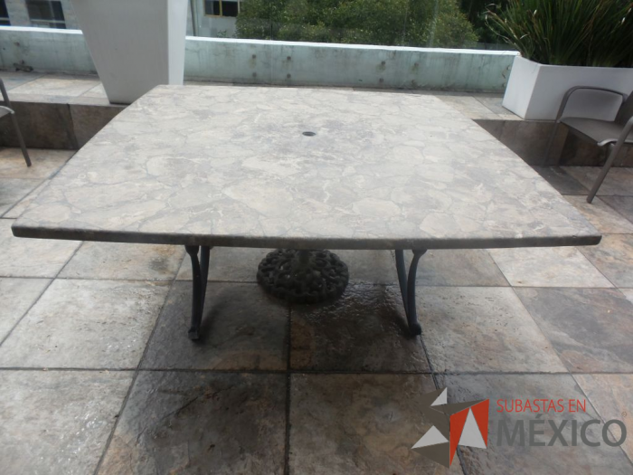Lote 068 - 2 Mesas de Jardín, Mesa de fierro con superficie de vidrio y Mesa Cuadrada - Imagen 2