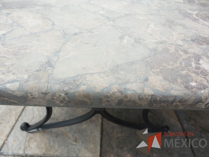 Lote 068 - 2 Mesas de Jardín, Mesa de fierro con superficie de vidrio y Mesa Cuadrada - Imagen 5