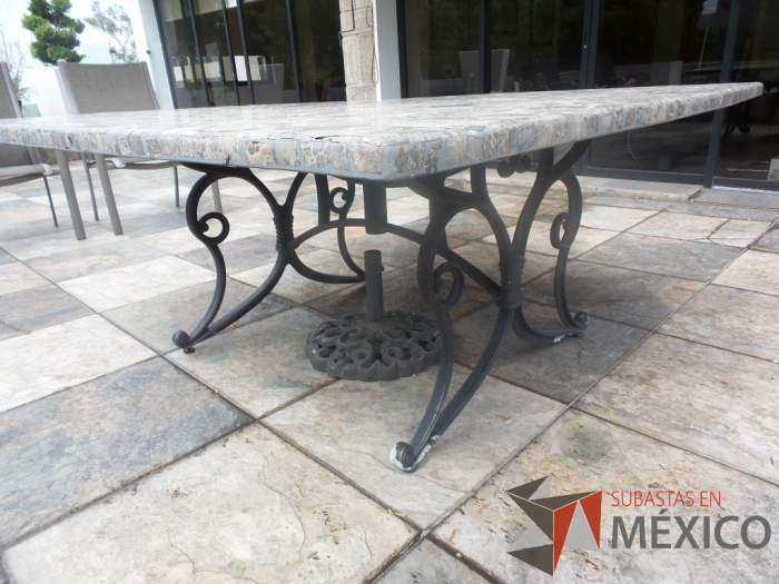 Lote 068 - 2 Mesas de Jardín, Mesa de fierro con superficie de vidrio y Mesa Cuadrada - Imagen 6