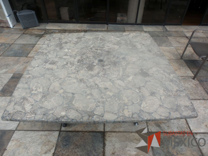 Lote 068 - 2 Mesas de Jardín, Mesa de fierro con superficie de vidrio y Mesa Cuadrada - Imagen 7