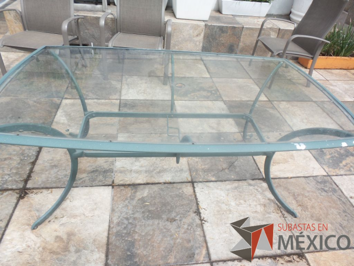 Lote 068 - 2 Mesas de Jardín, Mesa de fierro con superficie de vidrio y Mesa Cuadrada - Imagen 8