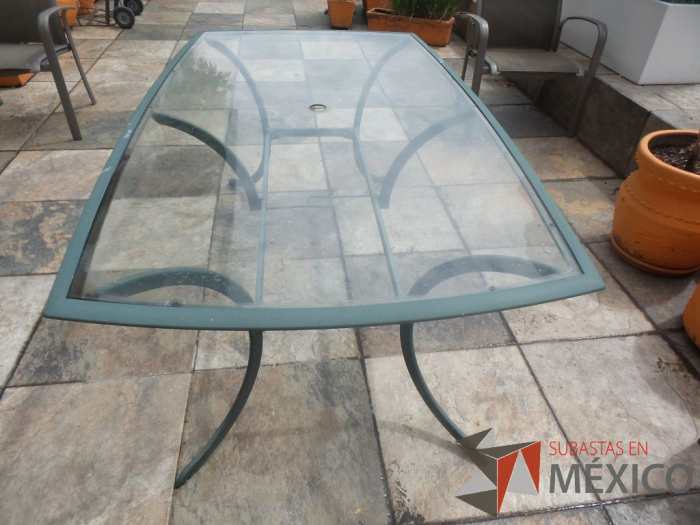 Lote 068 - 2 Mesas de Jardín, Mesa de fierro con superficie de vidrio y Mesa Cuadrada - Imagen 3