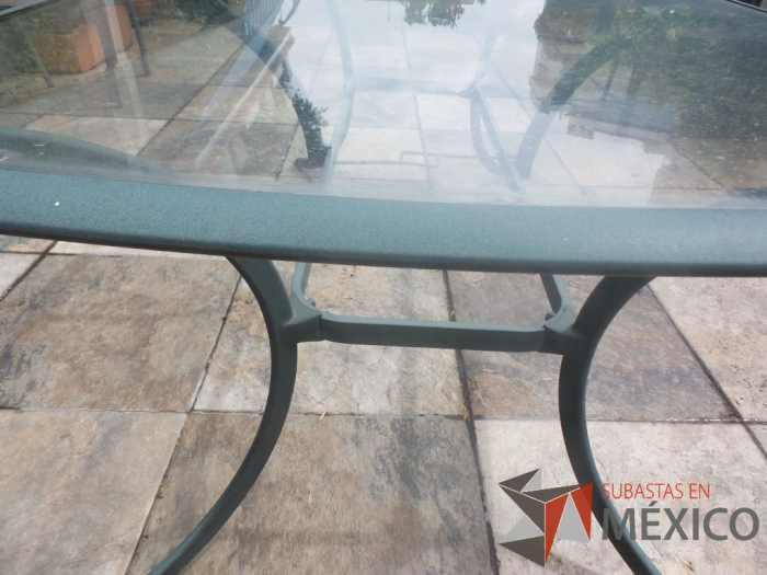 Lote 068 - 2 Mesas de Jardín, Mesa de fierro con superficie de vidrio y Mesa Cuadrada - Imagen 9