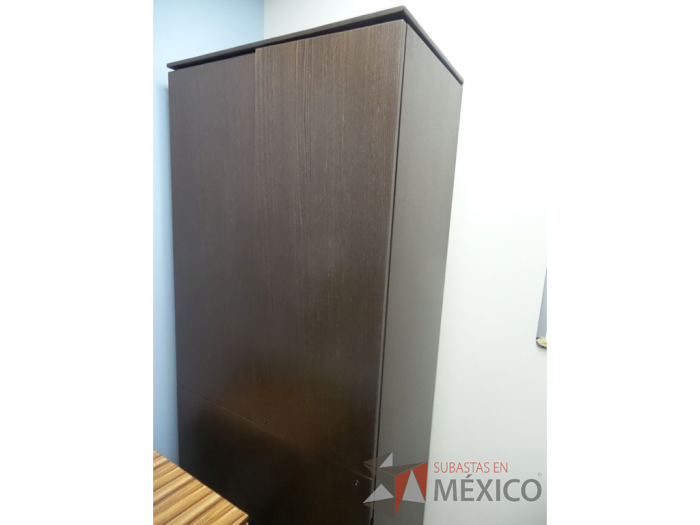 Lote 021 - Gabinete vertical de 2 puertas con 2 cajones color chocolate - Imagen 2