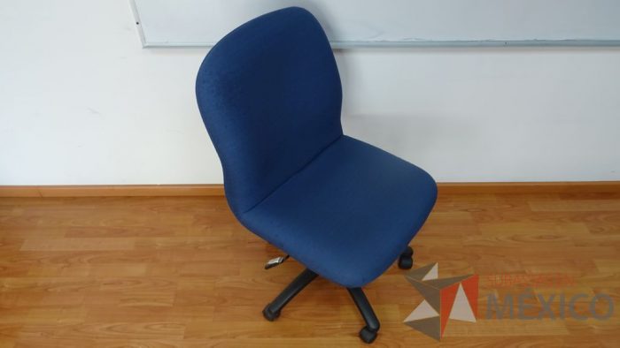 Lote 047 - Silla operativa en color azul sin descansa brazos y ruedas