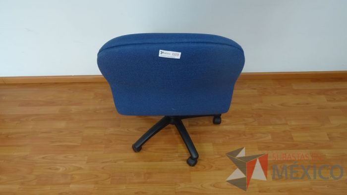 Lote 047 - Silla operativa en color azul sin descansa brazos y ruedas - Imagen 2
